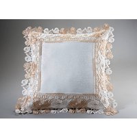 Tischdecke mit Einfassungen in Spitzen-Optik Tischdecke mit Einfassungen in Spitzen-Optik von KLINGEL DE