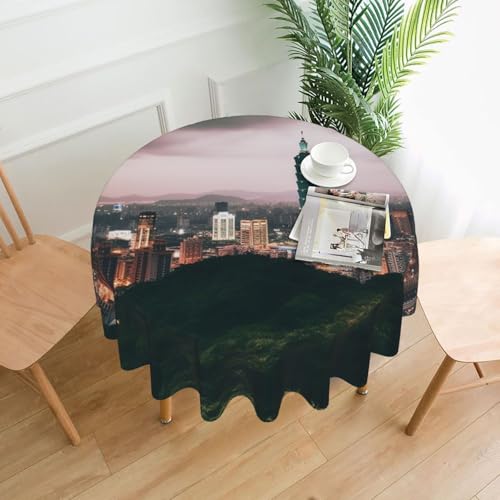 KLLTYHMU Runde Tischdecken, wasserdicht, flecken- und knitterfrei, runde Tischdecke, Taipeh-Landschaft, dekorative Bauernhaus-Tischdecke für Picknick, Party, Esszimmer, Zuhause, Innen- und von KLLTYHMU