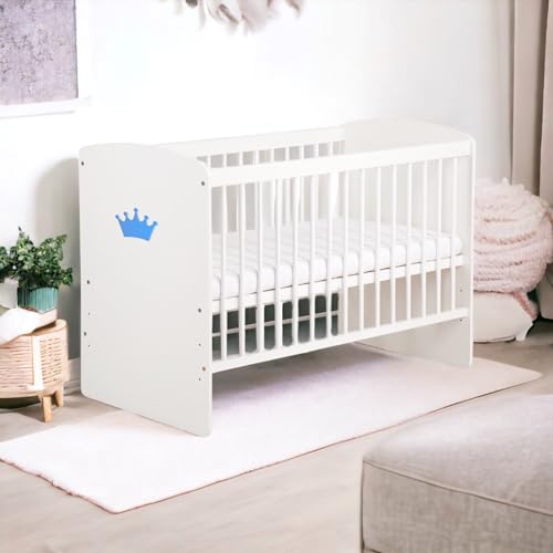 KMbaby Babybett 120 x 60 cm mit Matratze Weiß mit Blauer Krone Baby Kinderbett Gitterbett mit Lattenrost 3 Stufen Höhenverstellbar - Lackiertes Kiefernholz K2-KOR von KMbaby