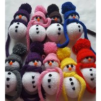 Gestrickter Weihnachtsschneemann-Ornament Handgemachte Baumdekoration von KNITANDPROMISECRAFTS