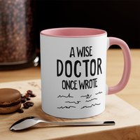 Doktor-Kaffeetasse, Neuer Doktor-Geschenk-Becher, Kaffee-Liebhaber-Becher, Meistverkaufter Doktor-Becher, Zukünftiger Niedlicher Tee-Becher von KNNewDesigns