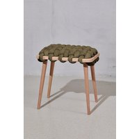 Gewebter Hocker in Army Green Vegan Wildleder, Wildleder Hocker, Moderner Schlafzimmer Holzhocker, Designer von KNOTSstudio