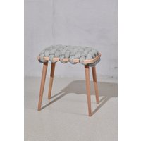 Gewebter Hocker in Arora Vegan Wildleder, Wildleder Hocker, Moderner Schlafzimmer Holzhocker, Designer von KNOTSstudio