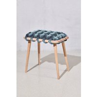 Gewebter Hocker in Salbeisamt, Samthocker, Hocker, Moderner Schlafzimmer Holzhocker, Designer von KNOTSstudio