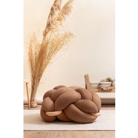 Großes Veganes Wildleder Schokobraun Knoten Bodenkissen, Veganes Ottoman, Moderner Pouf, Ottoman Kissen, Pouf von KNOTSstudio