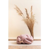 Medium Vegan Wildleder Rosa Rose Knoten Bodenkissen, Veganes Ottoman, Moderner Pouf, Ottomane Kissen, Veganer Pouf von KNOTSstudio