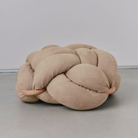 Mittelgroße Vegane Wildleder Buttermilch Knoten Bodenkissen, Ottomane, Moderner Pouf, Ottomane Kissen, Pouf von KNOTSstudio