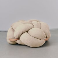 Mittelgroßes Vegan Suede Cream Knot Bodenkissen, Wildleder Ottomane, Moderner Pouf, Ottomane Kissen, Pouf von KNOTSstudio