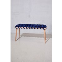 Woven Bench in Midnight Blue Velvet, Holzbank, Eingangsbank, Schlafzimmerbank, Samtbank von KNOTSstudio