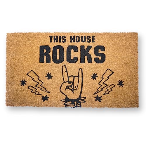 KOKO DOORMATS Fußmatte für den Außenbereich, Eingangsmatte aus natürlicher Kokosfaser mit robuster PVC-Rückseite, Outdoor-Fußmatte für Ihre Veranda-Dekoration, 43,2 x 76,2 cm (This House Rocks) von KOKO DOORMATS