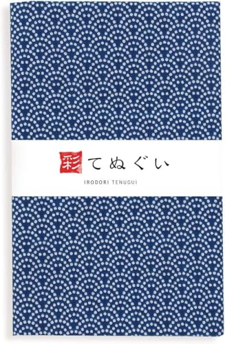KOMESICHI irodori Japanisches traditionelles Handtuch Tenugui Same Seigaiha (Shark Blue Wave) 33 x 88 cm mit Tenugui Iroha (englisches Handbuch in englischer Sprache) von KOMESICHI