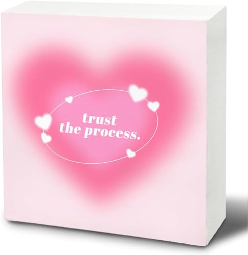 KOPUTE Trust the Process - Trendige Retro-Y2K Rosa Aura-Holzschilder, Y2K-Raumdekoration, Ästhetische Teenager-Mädchen Deko, Adrette Sachen in 17,8 x 17,8 cm von KOPUTE