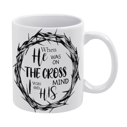 Lustige Kaffeetasse mit Aufschrift "He is on the Cross", Motiv: Man Cave, das beste Geschenk für Kollegen, Eltern und Großeltern, 110z Männer und Frauen von KOPUTE