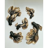 Betta Fish Wanddekoration - Schwarz-Gold 3D Wand Skulptur, Moderne Ozean Inspirierte Kunst, Handgemachte Luxus Dekoration Betta Fish Wanddekoration - Schwarz-Gold 3D Wand Skulptur, Moderne Ozean Inspirierte Kunst, Handgemachte Luxus Dekoration von KOSDecorShop