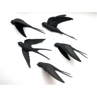 Schwalben 5Er-Set, Elegante Schwarze Schwalben-Wanddekorvögel, Wohnkulturskulpturen, Moderne Innenakzente, Wandkunst Schwalben 5Er-Set, Elegante Schwarze Schwalben-Wanddekorvögel, Wohnkulturskulpturen, Moderne Innenakzente, Wandkunst von KOSDecorShop