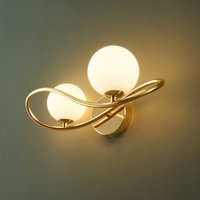 Goldene Design-Wandleuchte mit zwei weißen Glaskugeln - Novale Goldene Design-Wandleuchte mit zwei weißen Glaskugeln - Novale von KOSILUM