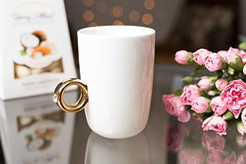 KOSxBO® Luxus Kaffebecher mit Verlobungsring als Henkel in Einer eleganten Schmuckschachtel, Hochzeitsgeschnenk - Kaffe-Tasse Ringtasse mit Diamanten (Nicht echt) in weiß, Gold von KOSxBO