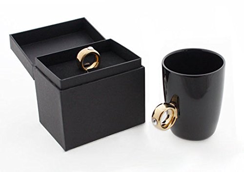 KOSxBO® Kaffebecher mit goldenen Verlobungsring als Henkel in Einer eleganten Schmuckschachtel, Hochzeitsgeschenk Goldener Ring von KOSxBO