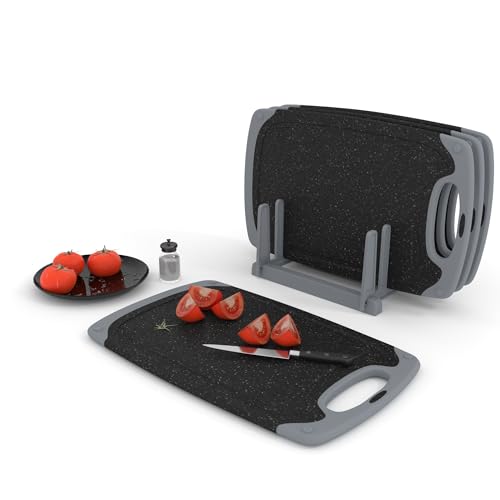 KPYTO Frühstücksbrettchen 4-er Set mit Ständer, 32x20 cm, spülmaschinenfest beidseitig rutschfest mit Saftrille und Griff Schneidebrett Set Kunststoff, mittlere Größe, schwarz-grau von KPYTO