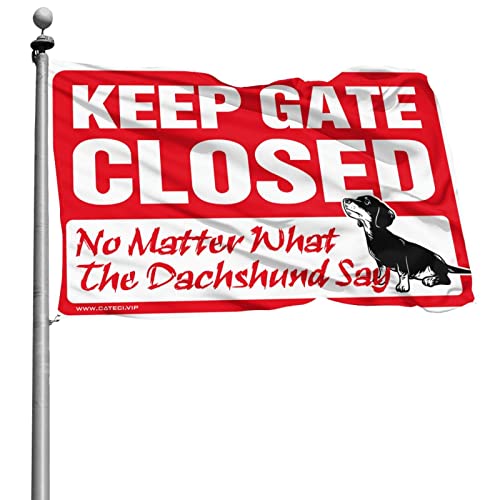 Lustige Flaggen für das Studentenwohnheim "Keep Gate Closed No Matter What The Dackel Say", Flagge für Jungen, Herrenzimmer-Dekoration (30 x 45 cm) von KSXS