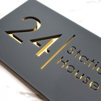 K Smart Sign | Bellissima H2 Laser Cut Matt Dunkelgrau Anthrazit & Gold Spiegel Floating House 300mm X 160mm von KSmartSign