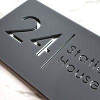 K Smart Sign | Bellissima H2 Laser Cut Matt Dunkelgrau Anthrazit & Silber Spiegel Floating House 300mm X 160mm von KSmartSign