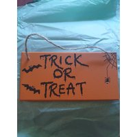Orange Halloween Schild, Handgeschriebene Plakette, Happy Halloween, Dekor, Party, Trick Or Treat, Spinne Und Spinnweben von KTGsCards
