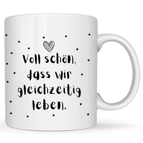 KÜSTENGLÜCK Tasse mit Spruch „Voll schön, dass wir gleichzeitig“ Geschenk für Frauen, Tasse Freundin, Geburtstagsgeschenk – Keramik Tasse 330 ml KÜSTENGLÜCK Tasse mit Spruch „Voll schön, dass wir gleichzeitig“ Geschenk für Frauen, Tasse Freundin, Geburtstagsgeschenk – Keramik Tasse 330 ml von KÜSTENGLÜCK