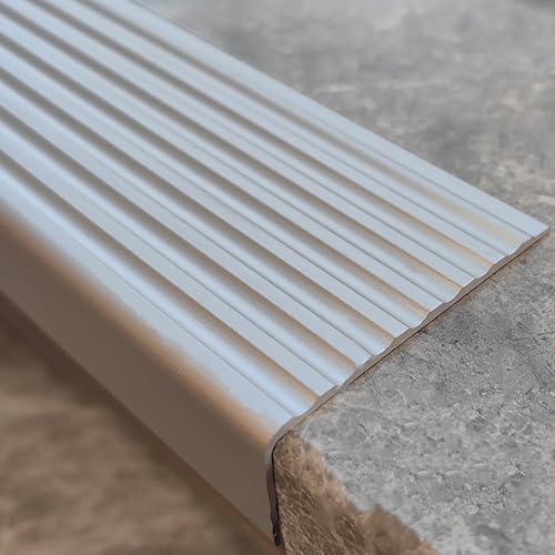 KUKIXKK Aluminium Treppenkantenprofil, L-förmiger, Rutschfester Kantenschutzstreifen für Innen- und Außenstufen, Treppenkante, Übergangsstreifen, Breite: 7 x 3 cm(Silver,1.5m) von KUKIXKK