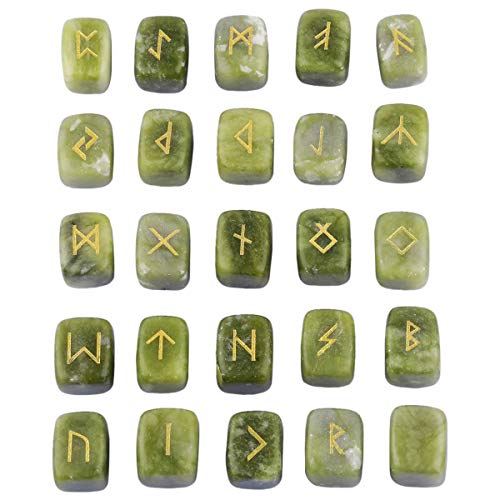 KYEYGWO Grün Jade Runen Steine Set mit Gravur Golden Elder Futhark Alphabet Symbol Edelstein, Runensteine Kristall für Meditation, Wahrsagung, Reiki Heilung und Amulett, 25 Stück von KYEYGWO