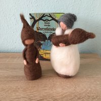 Mutter Erde Mit Zwei Wurzelkindern Und Broschüre von KaButi