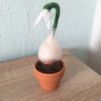 Schneeglöckchenkind Im Tontopf, Jahreszeitentisch von KaButi