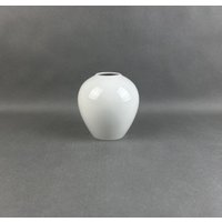 Seltene Kpm Berlin Mid Century Porzellan Vase in Eiform, Entwurf Trude Petri. Höhe 12, 5 cm von KabinettBerlin