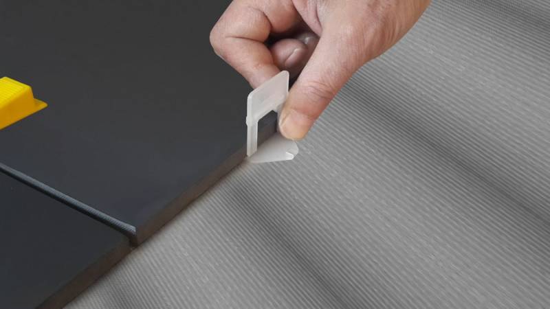 Kabou Bauwerkzeuge Verlegeset Fliesen Nivelliersystem Set 100 Laschen 1 mm 100 Keile Kunststoffzange, (201-tlg) von Kabou Bauwerkzeuge