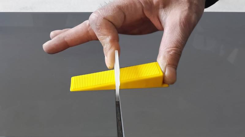 Kabou Bauwerkzeuge Verlegeset Fliesen Nivelliersystem Set 100 Laschen 2 mm Fuge 100 Keile Zange, (201-tlg) von Kabou Bauwerkzeuge