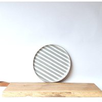 Dinner Plate // Handcrafted Stripes in Sleek Design 22 cm Glossy White & Grey von KaellHandmade