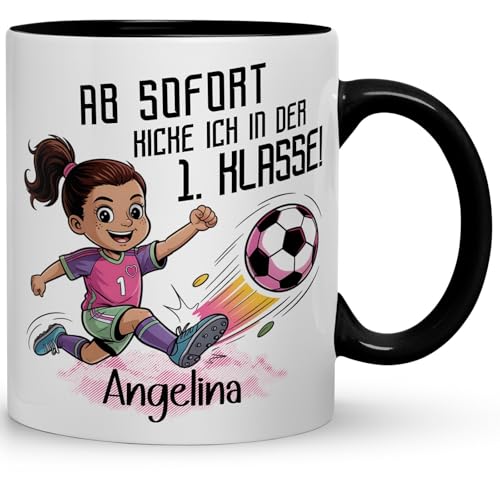 Einschulungsgeschenk Mädchen Fußball – Tasse 1. Klasse mit Namen – Schulkind 2025 – Geschenk zur Einschulung – Schultüte Füllung – Personalisiert – Rosa Becher 330 ml, Farbe: schwarz von Kaffeebecher24
