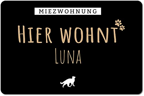 Kaffeebecher24 - Fußmatte Katze - Personalisierte Fußmatte mit Motiv „Miezwohnung“, Türvorleger rutschfest - 60 x 40cm - Farbe Schwarz - Einweihungsgeschenk Wohnung von Kaffeebecher24