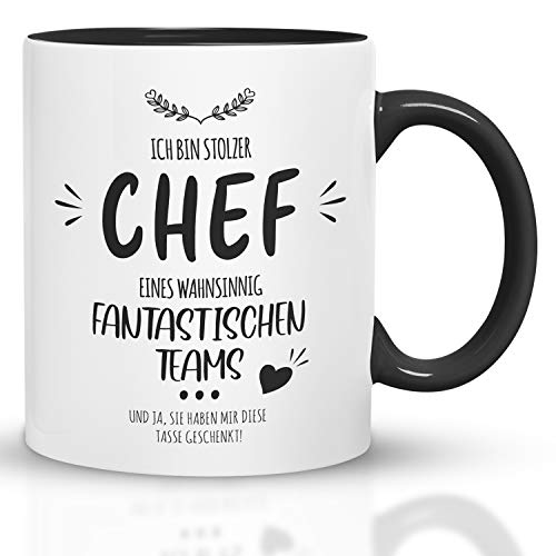 Kaffeebecher24 - Tasse Chef mit Spruch - Stolzer Chef eines wahnsinnig fantastischen Teams - Spülmaschinenfest - Chef Geschenke - Geschenk für Chef - witzige Tasse - Schwarz von Kaffeebecher24