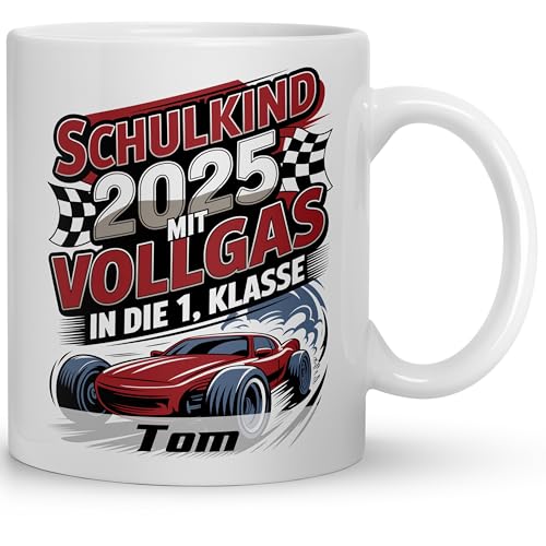 Personalisierte Tasse zur Einschulung 2025 – „Mit Vollgas in die 1. Klasse“ – Geschenk für Jungen und Mädchen mit Name – Rennauto Motiv – Schulstart Geschenk – 330ml Keramiktasse, Farbe: weiß von Kaffeebecher24