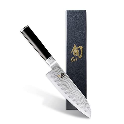 KAI Shun Classic Santoku 18 cm Klingenlänge mit Kullenschliff - Damastmesser 32 Lagen VG MAX Kern - 61 (±1) HRC - Pakkaholzgriff - Made in Japan - japansiches Kochmesser Küchenmesser geschmiedet von Shun