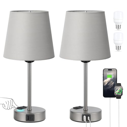 Kakanuo Nachttischlampe Touch Dimmbar 2er Set, Tischlampe mit Ladefunktion USB A+C-Anschlüssen Steckdosen 2 LED Birnen, Graue Lampenschirm, Kleine Lampe für Schlafzimmer Wohnzimmer Babyzimmer Büro Kakanuo Nachttischlampe Touch Dimmbar 2er Set, Tischlampe mit Ladefunktion USB A+C-Anschlüssen Steckdosen 2 LED Birnen, Graue Lampenschirm, Kleine Lampe für Schlafzimmer Wohnzimmer Babyzimmer Büro von Kakanuo