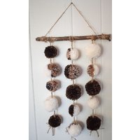 Erdfarbener Pompom Wandbehang 14" Lang By 10" 15 Pom Poms Gefädelt Aus Treibholz Brauns Und Creme Wall Art von Kakodah
