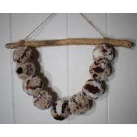 Erdton Pompom Wandbehang 11" Lang Von 12" | 9 Pom Poms Strung From Driftwood_ Primitive Wall Art von Kakodah
