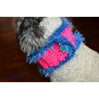 Hundeschal/Rindsleder Gehäkelt in Chunky Pink Und Blue Garn Mit Oversized Aqua Button Größe Medium von Kakodah