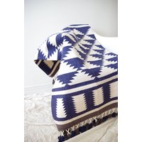 Handgewebt Blauer Und Weißer Teppich Mit Tassles Dreieck Muster | Dhurrie - 120 cm X 200 von KalaHomeLabel