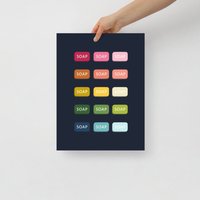 Badezimmerkunst Farbenfroher Seifen Kunstdruck Mit Marineblauem Hintergrund von KaleidoscopeLivingUS