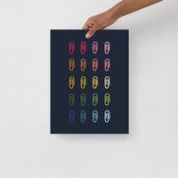 Büro & Bastelzimmer Kunst Bunte Papierclips Kunstdruck Mit Marineblauem Hintergrund von KaleidoscopeLivingUS