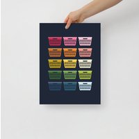 Wäschezimmer Kunst Bunte Regenbogen Wäschekörbe Kunstdruck Mit Marineblauem Hintergrund von KaleidoscopeLivingUS