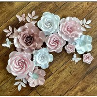 Papierblumen Fertiges Set Wanddeko, Grosse Papierrosen Und Schmetterlinge Wandbild Geschenk Kinderzimmer von Kaludide